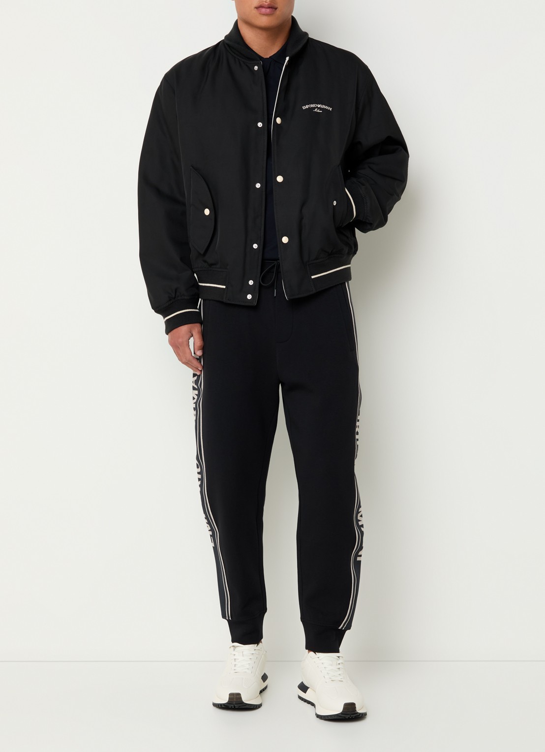 Armani Gewatteerd bomberjack met logoborduring  - voorkant 2 zwart