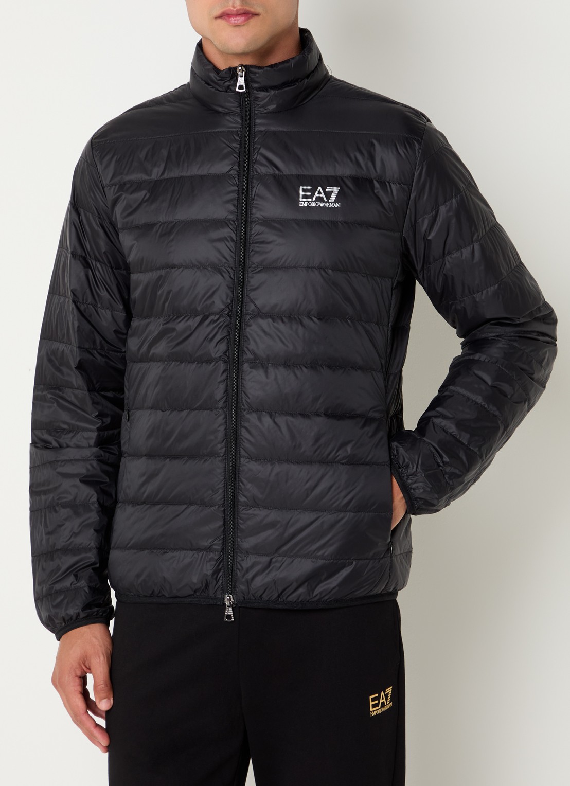Armani Gewatteerd jack met donsvulling en logo - detail 4 zwart