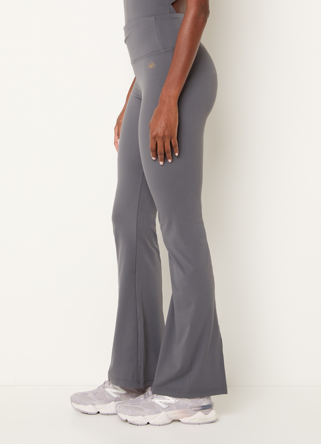 Armani High waist flared fit trainingsbroek - detail 3 lichtgrijs