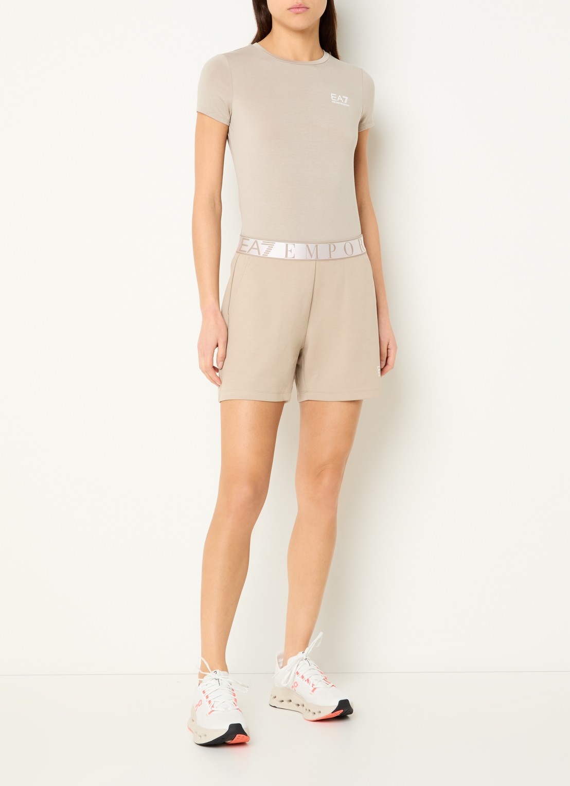 Armani High waist straight fit korte broek met logoband en steekzakken - voorkant 3 beige