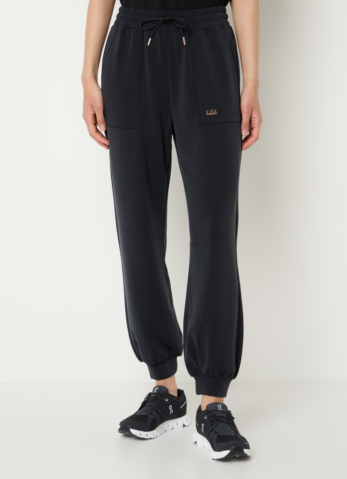 Armani High waist tapered fit joggingbroek met logo - detail 4 zwart