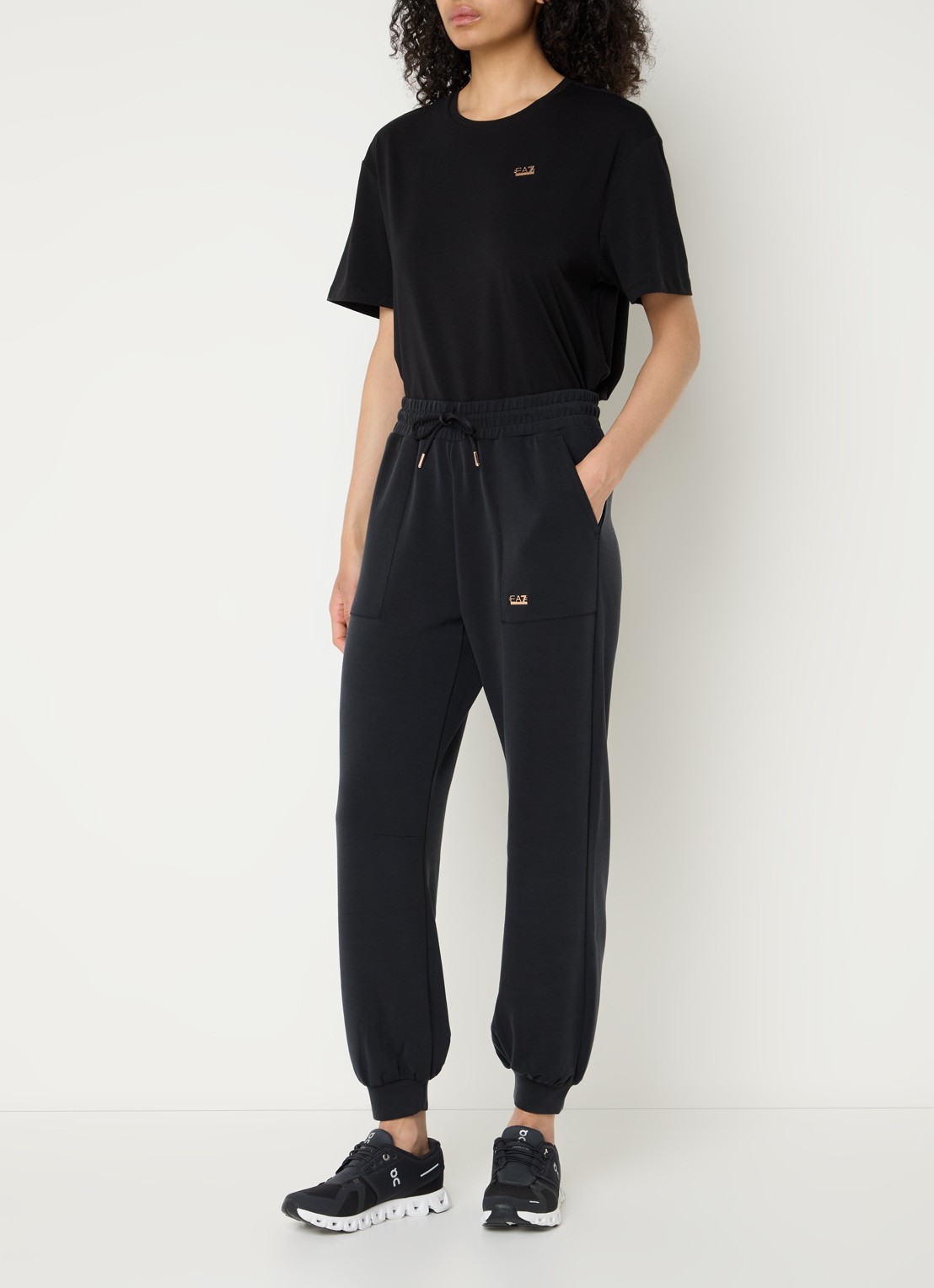 Armani High waist tapered fit joggingbroek met logo - voorkant 2 zwart