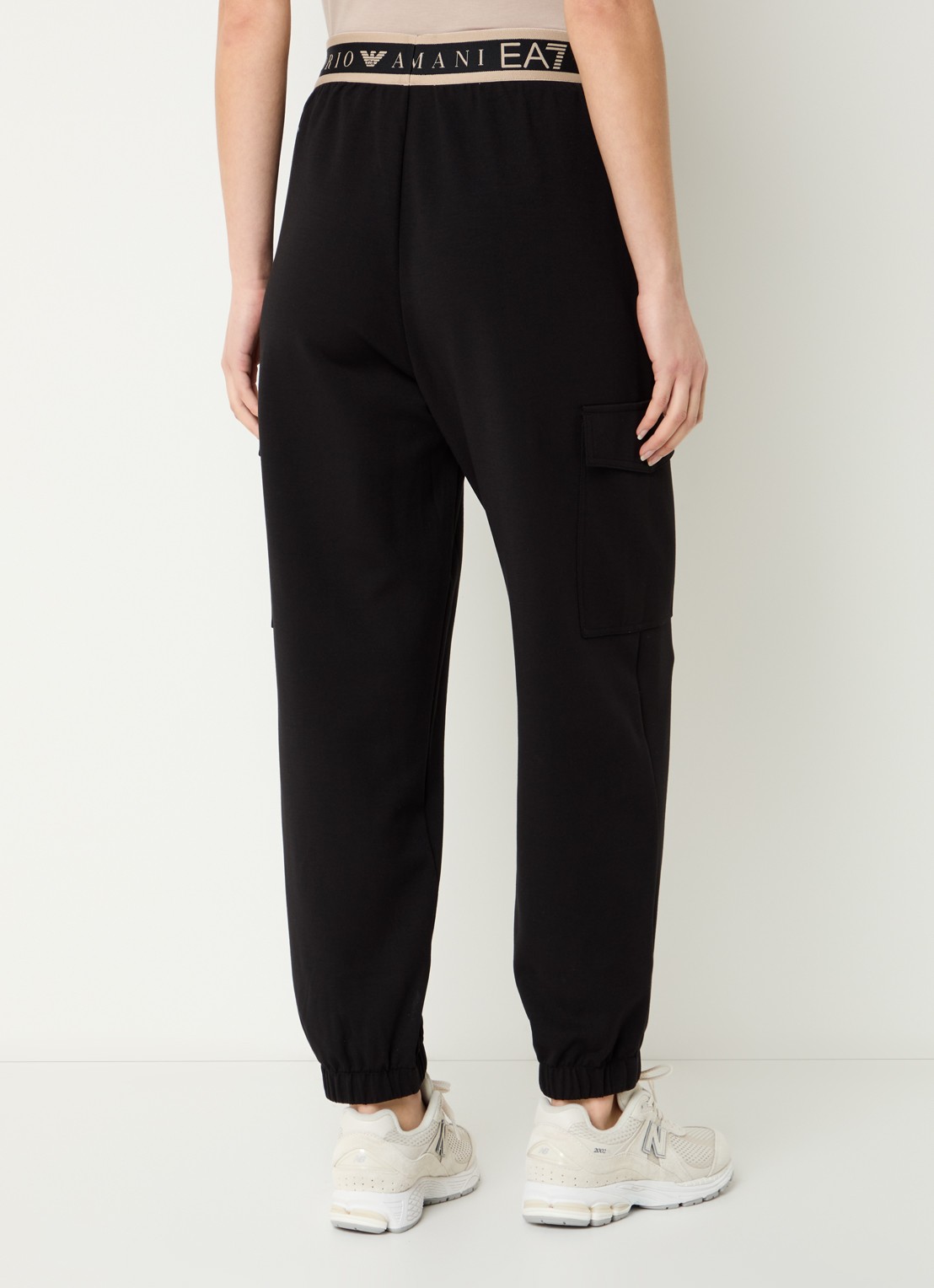 Armani High waist tapered fit joggingbroek met logoband en klepzakken - achterkant zwart