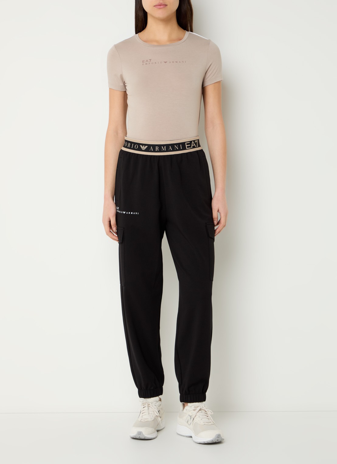 Armani High waist tapered fit joggingbroek met logoband en klepzakken - voorkant 4 zwart