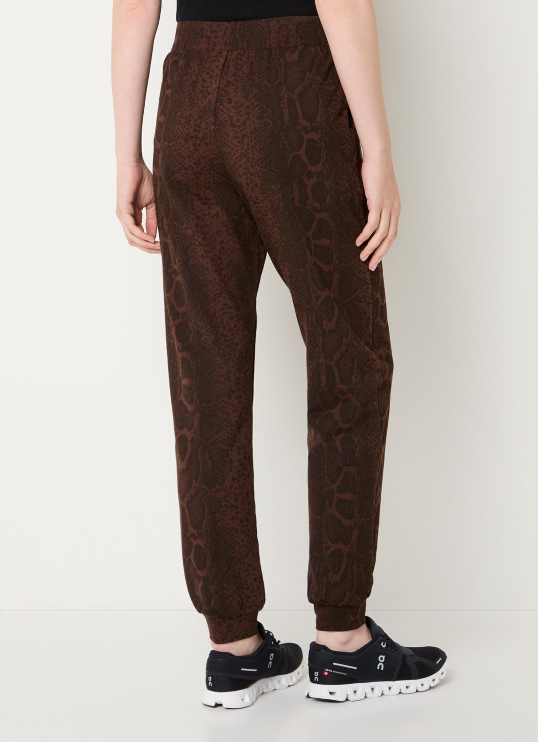 Armani High waist tapered fit joggingbroek met slangenprint - achterkant bruin