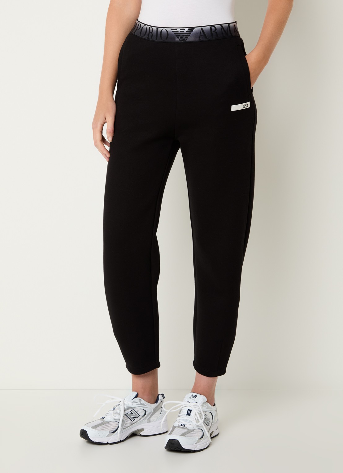 Armani High waist tapered fit joggingbroek met steekzakken - detail 4 zwart