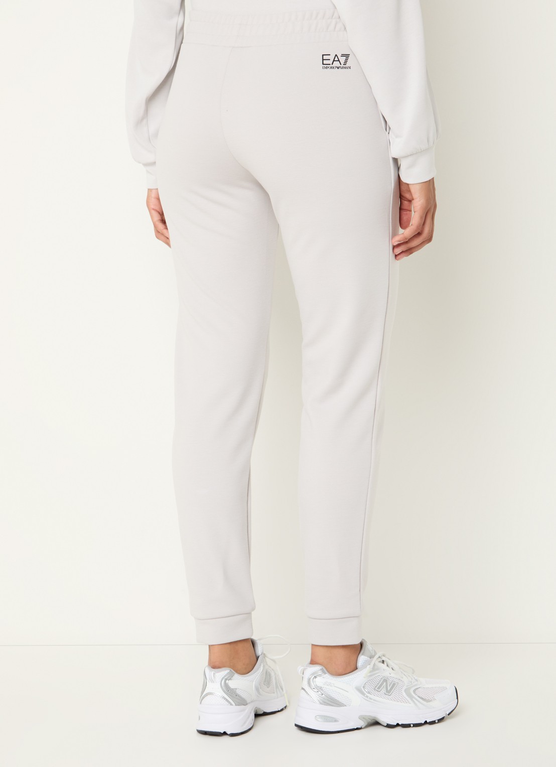 Armani High waist tapered fit joggingsbroek met logo - achterkant 4 beige