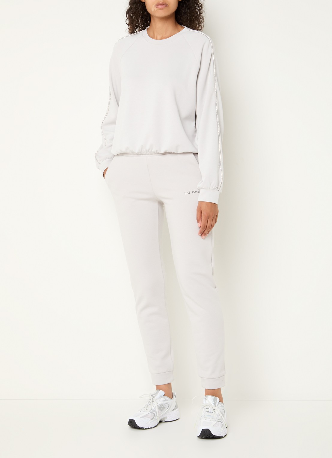 Armani High waist tapered fit joggingsbroek met logo - voorkant 3 beige