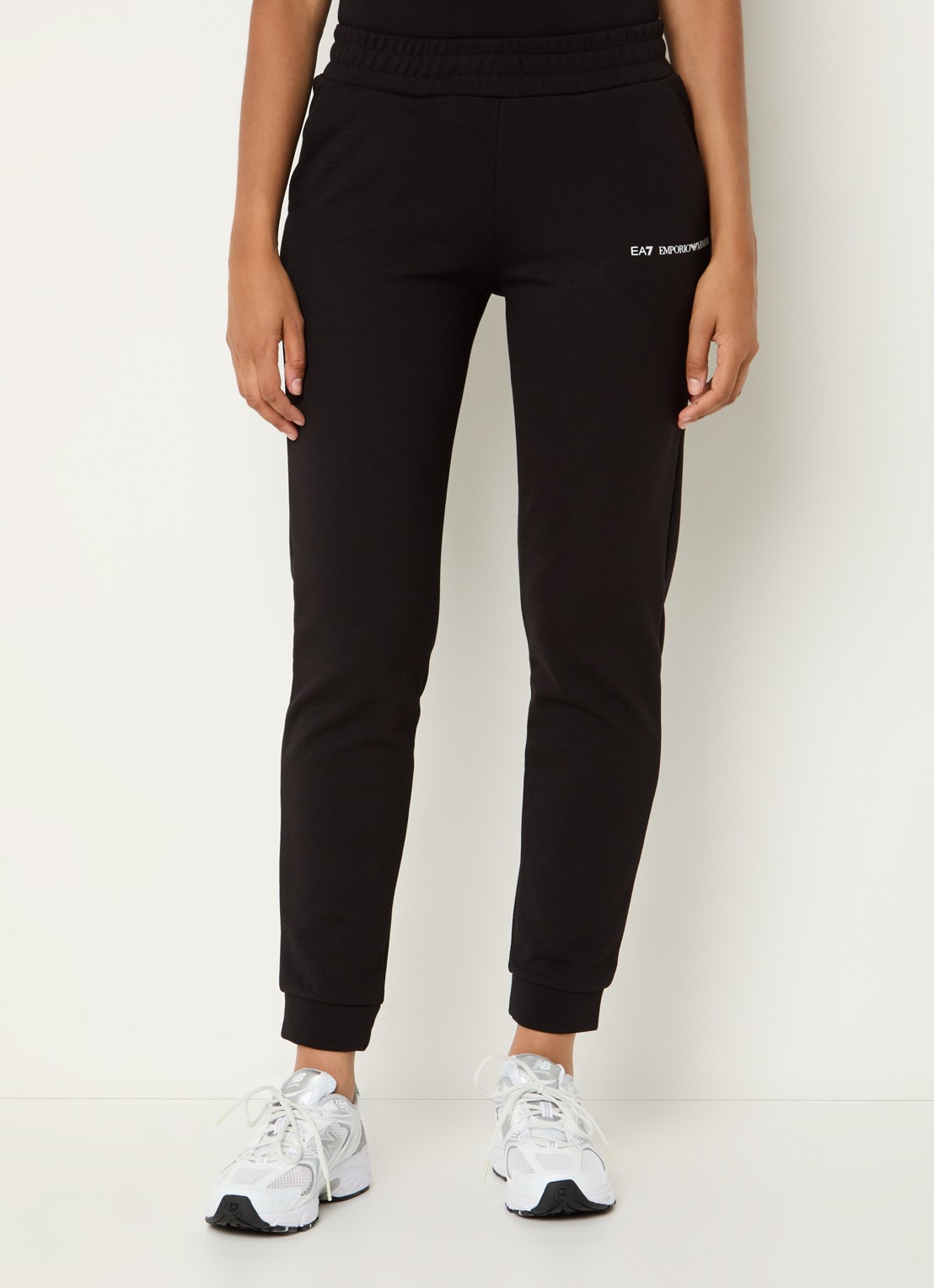 Armani High waist tapered fit joggingsbroek met logo - detail zwart