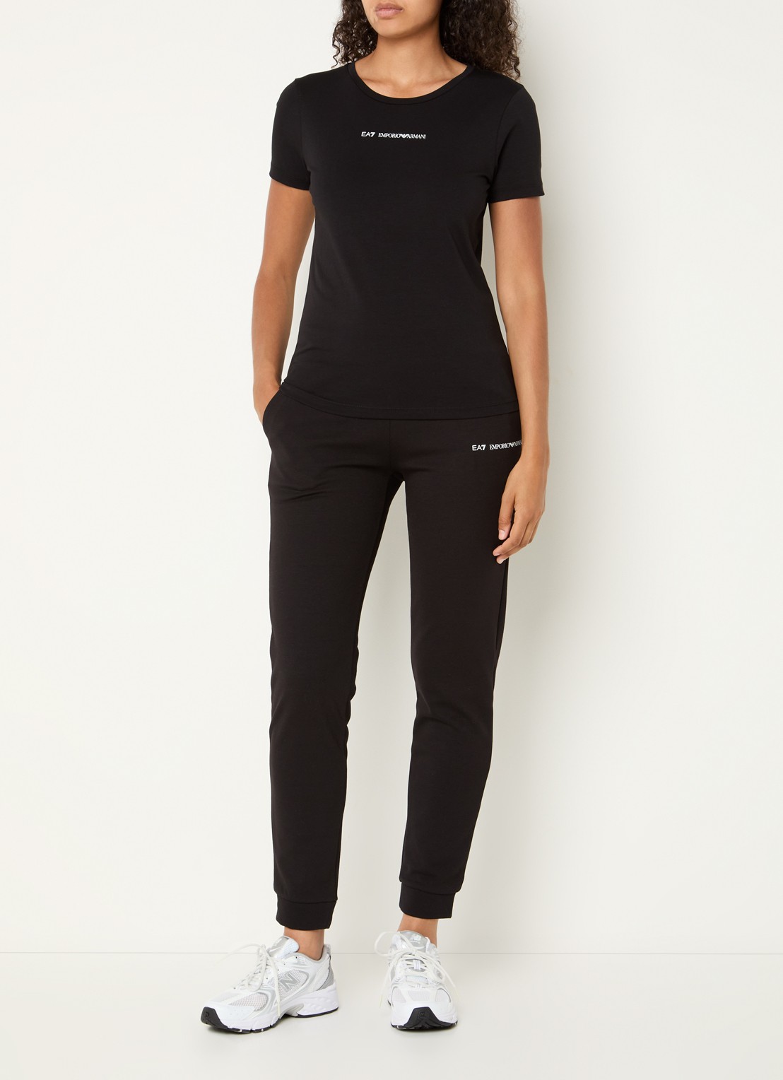 Armani High waist tapered fit joggingsbroek met logo - voorkant 3 zwart
