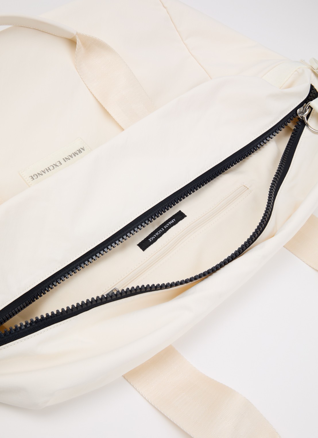 Armani Holdall weekendtas met afneembare schouderriem - detail 2 creme