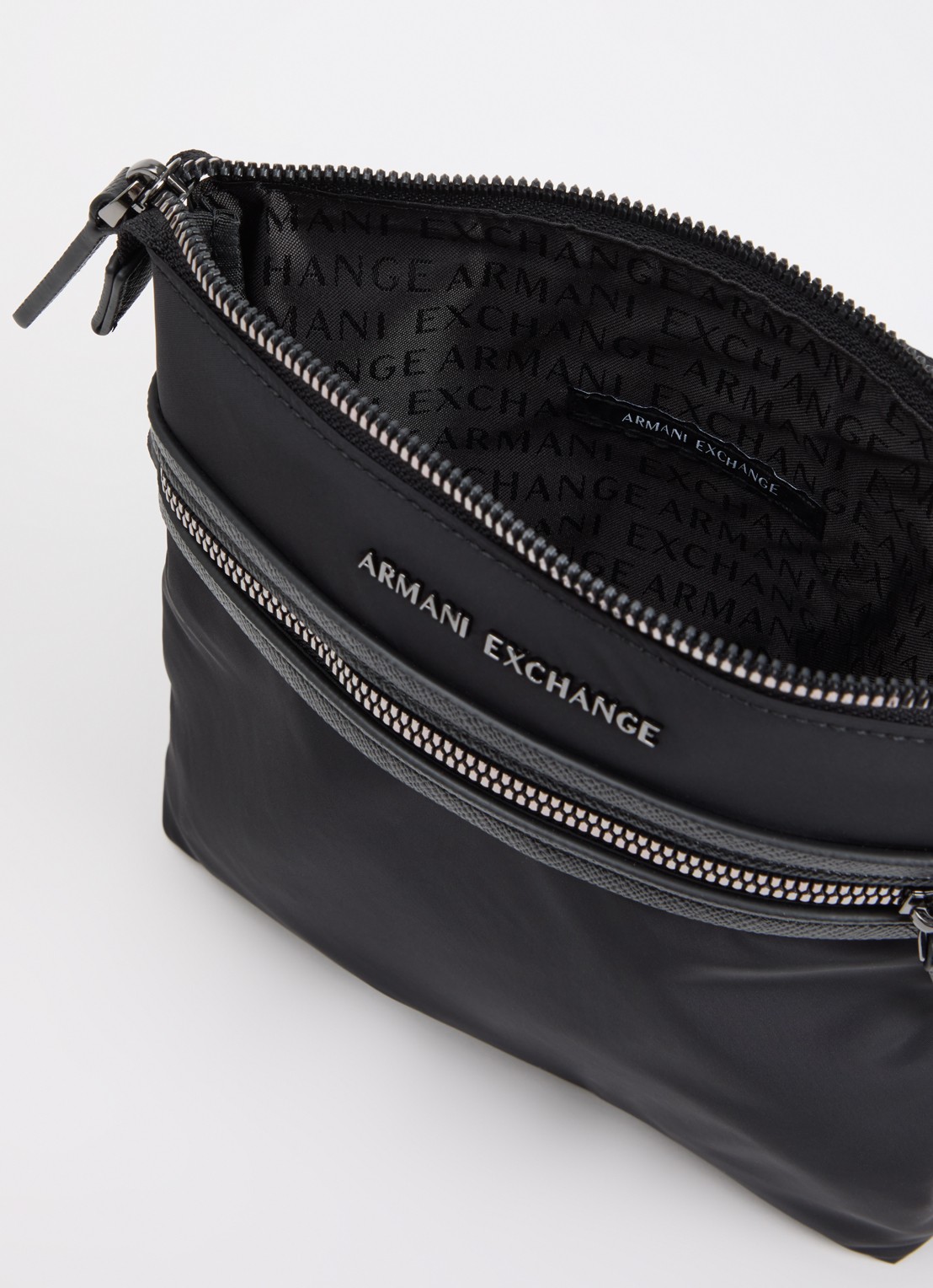 Armani Messenger crossbodytas met logo - detail zwart