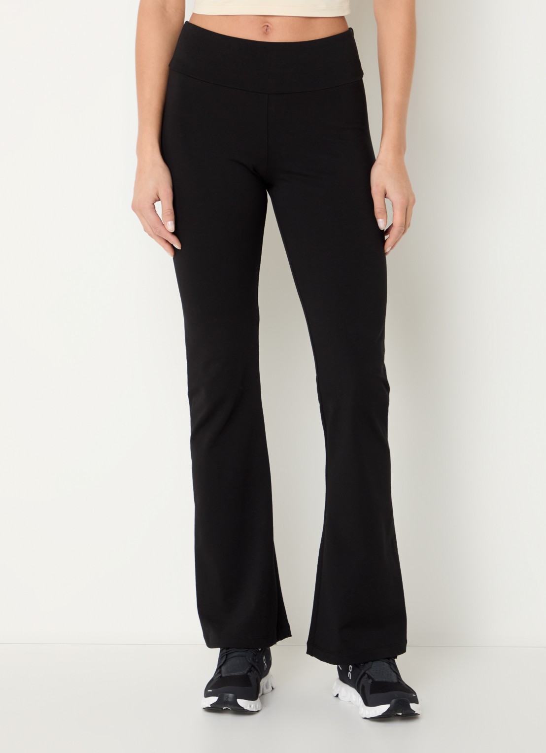 Armani Mid waist flared legging met logo - detail zwart