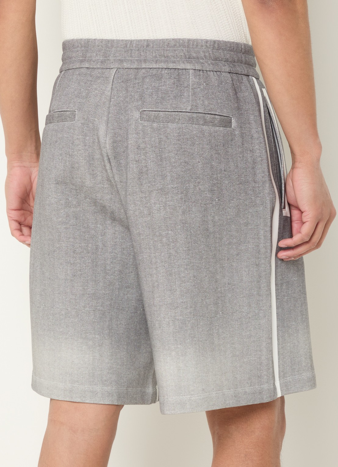 Armani Mid waist straight fit korte broek met paspelzakken - achterkant lichtgrijs