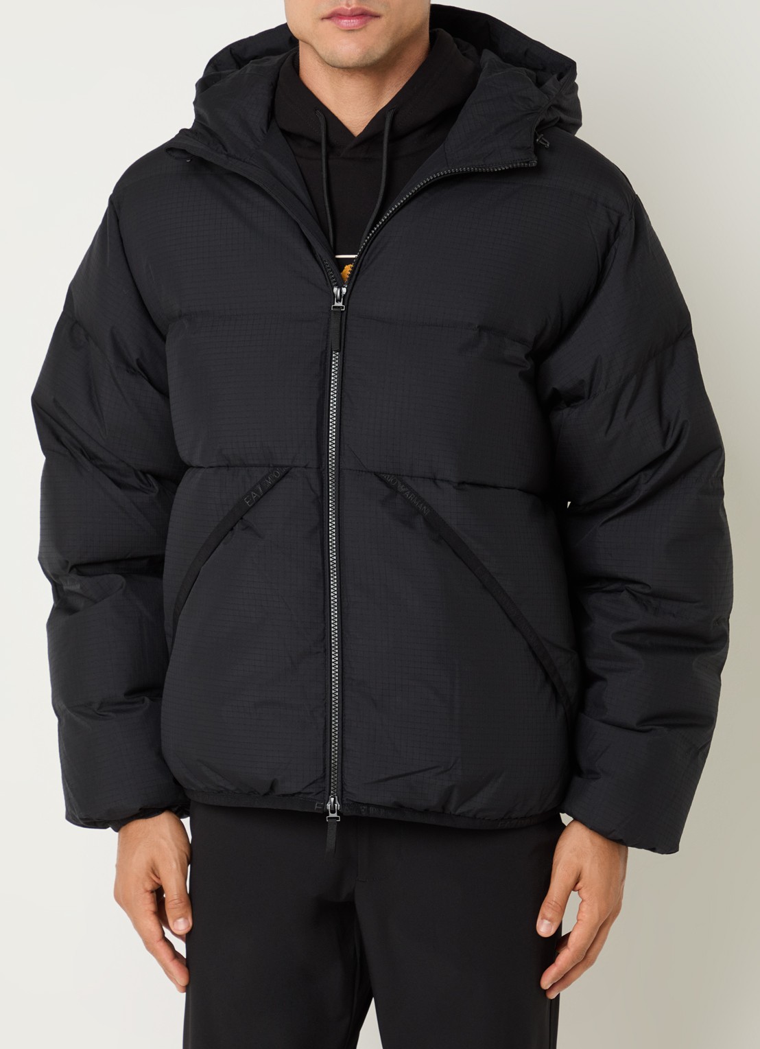 Armani Puffer jack met steekzakken en capuchon - detail 4 zwart