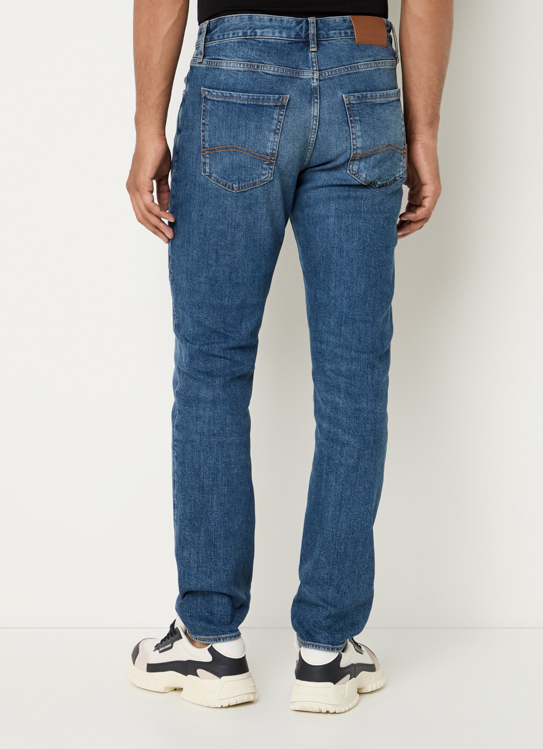 Armani Slim fit jeans met donkere wassing - achterkant 3 middenblauw