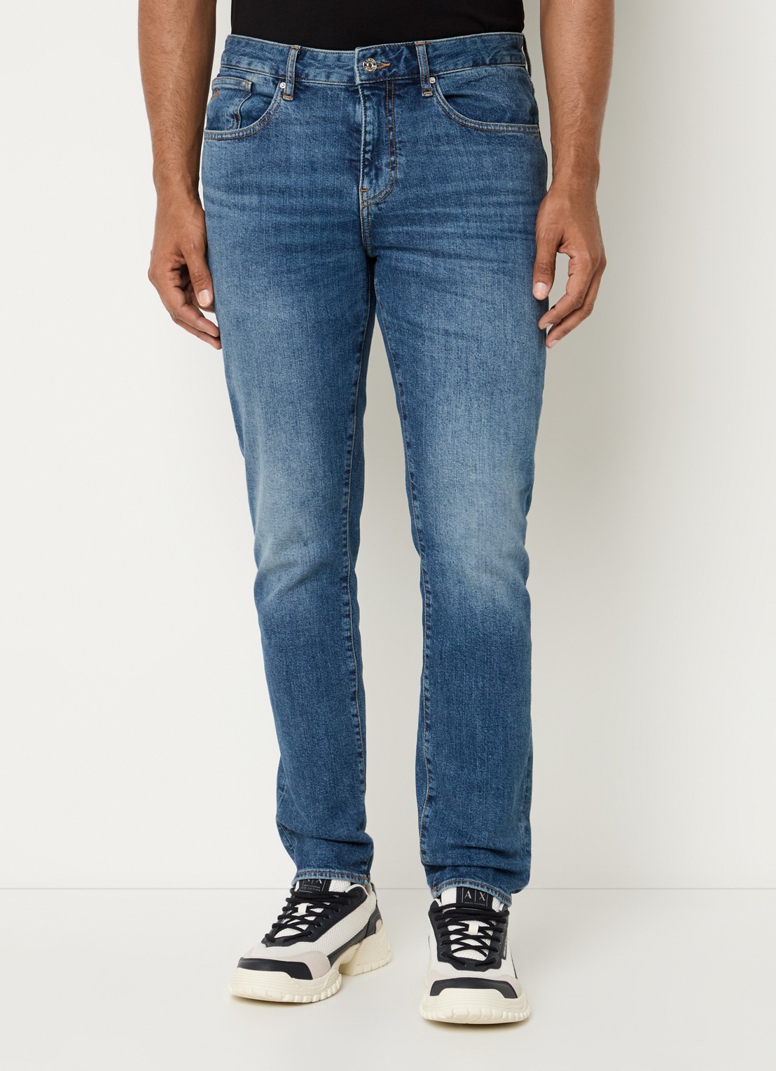 Armani Slim fit jeans met donkere wassing - detail middenblauw