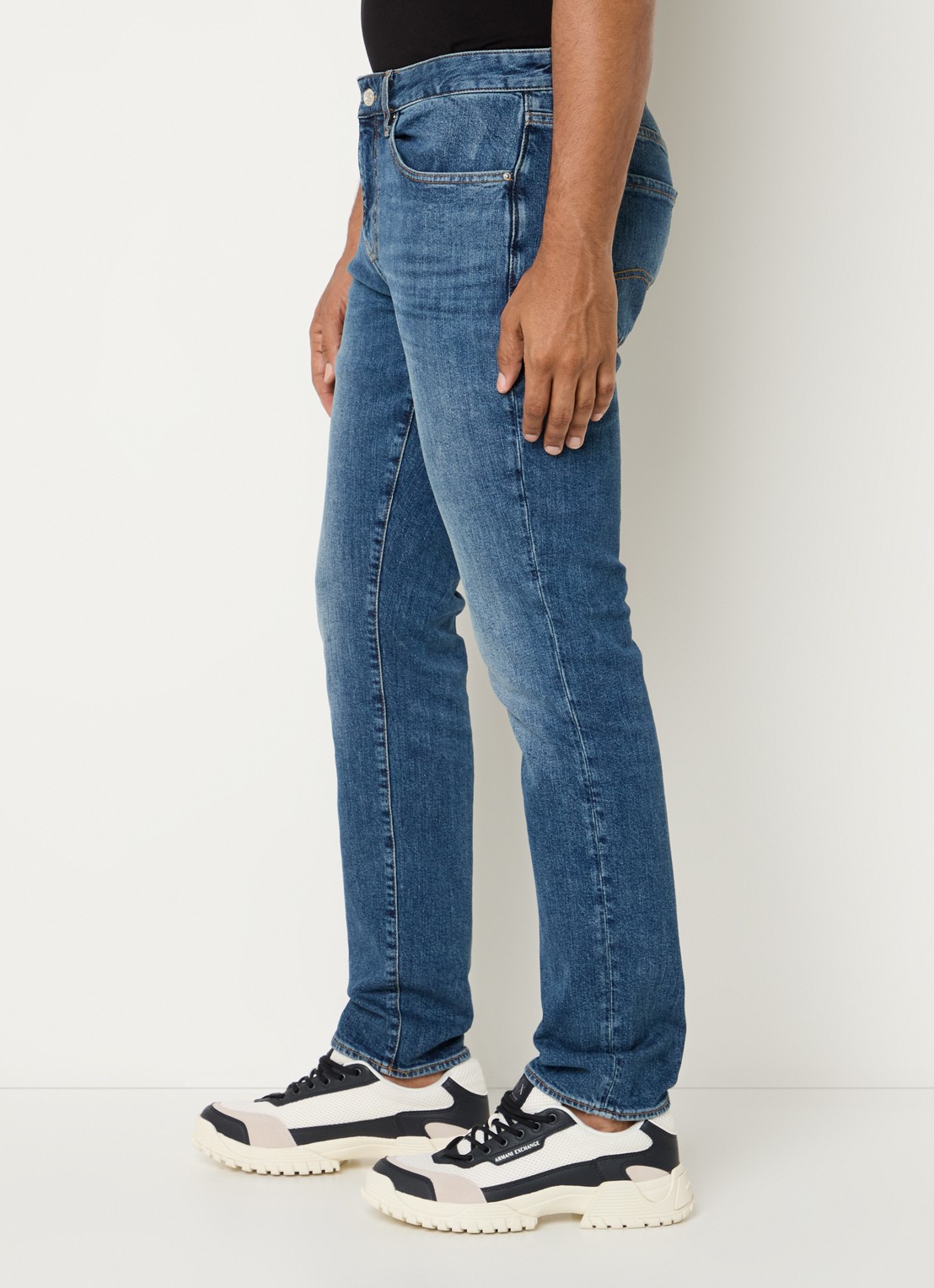 Armani Slim fit jeans met donkere wassing - detail 2 middenblauw