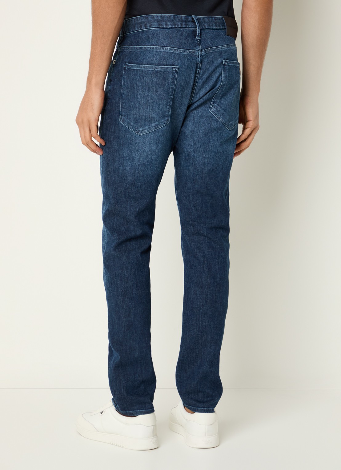 Armani Slim fit jeans met donkere wassing - achterkant middengrijs