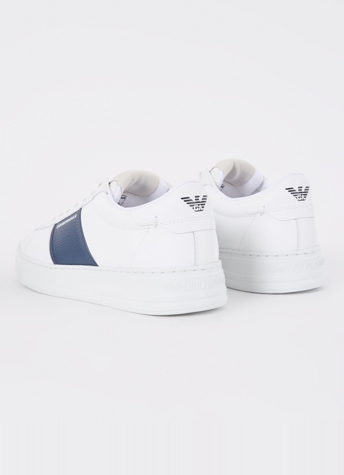 Armani Sneaker met logo van leer  - achterkant 2 gebroken wit
