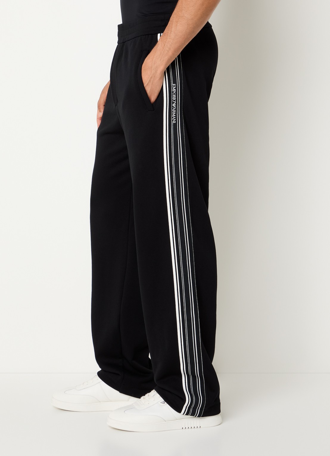 Armani Straight fit joggingbroek met logoborduring en steekzakken - detail 2 zwart