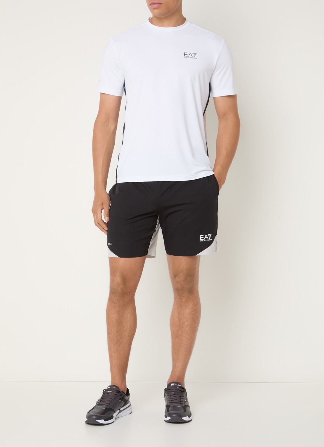 Armani Straight fit korte broek met logo en steekzakken - voorkant 3 zwart