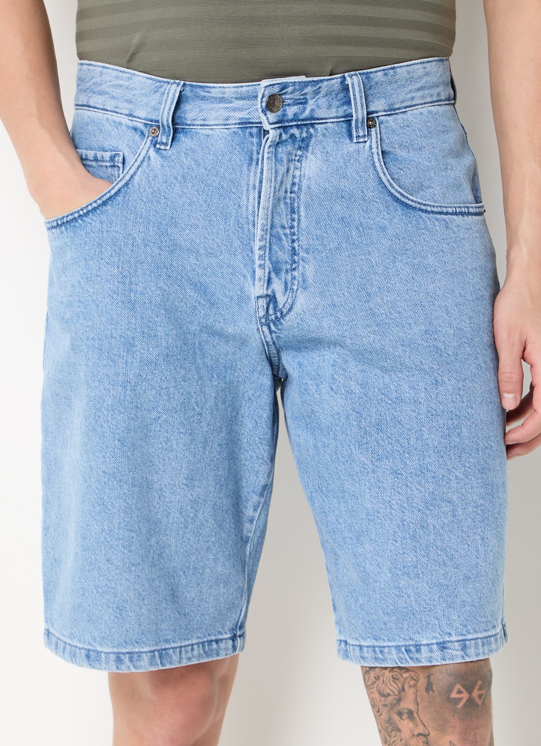 Armani Straight fit korte broek van denim met steekzakken - detail 2 lichtblauw