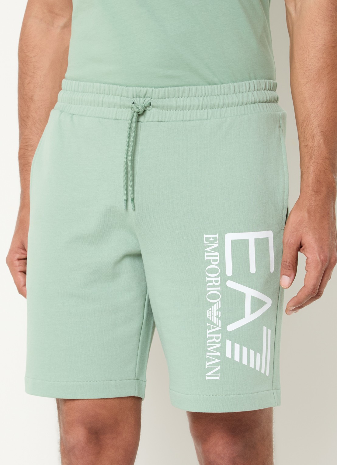 Armani Straight fit korte joggingbroek met logo en steekzakken - detail 4 lindegroen