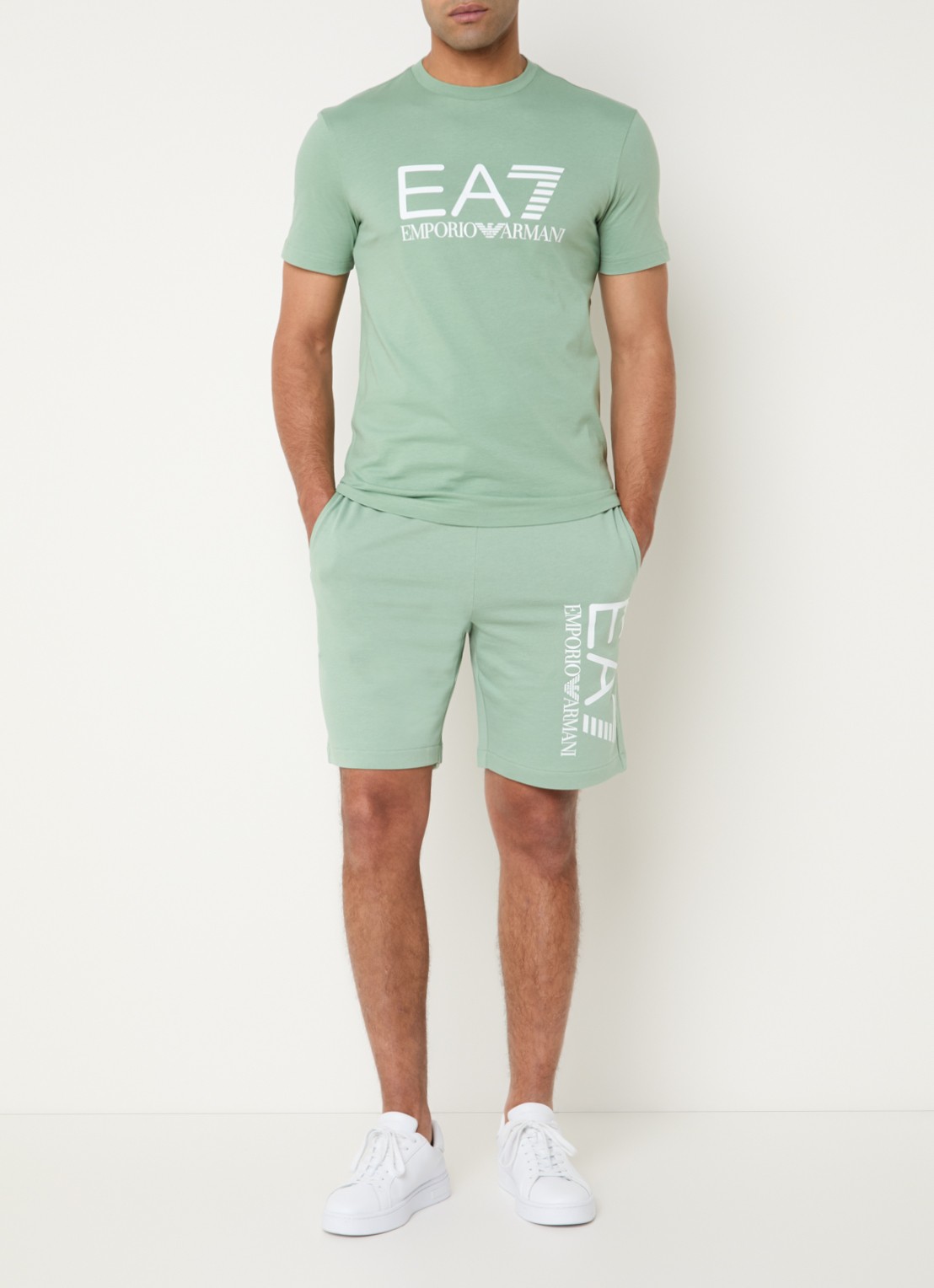 Armani Straight fit korte joggingbroek met logo en steekzakken - voorkant 3 lindegroen