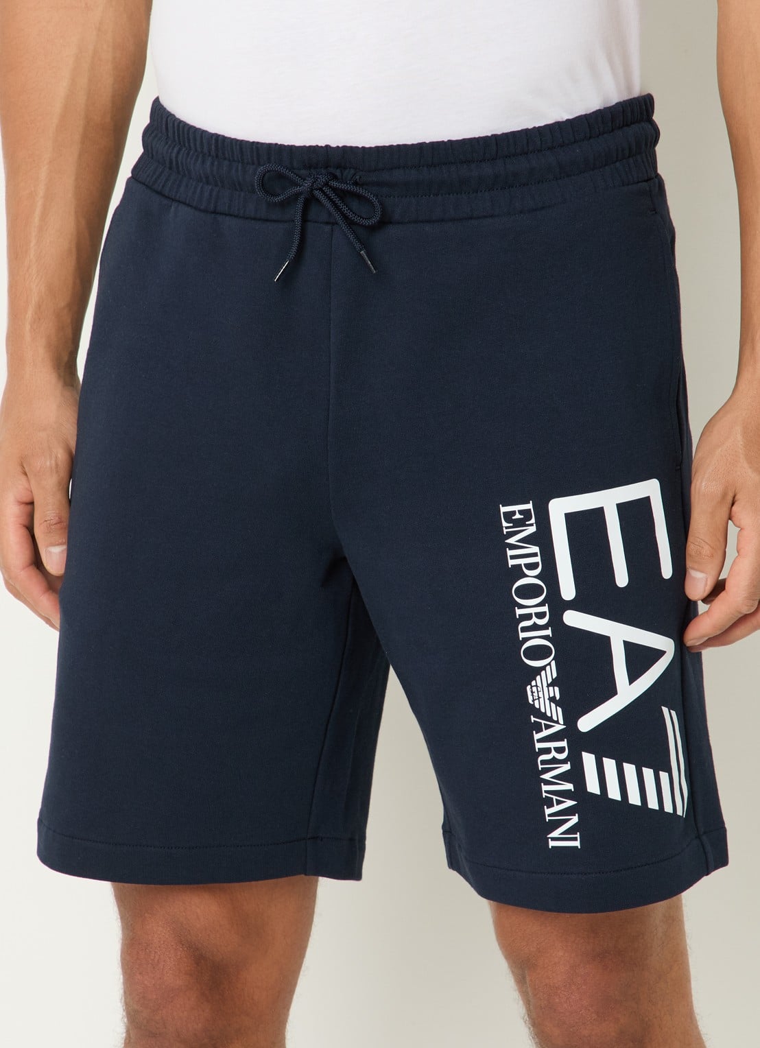 Armani Straight fit korte joggingbroek met logo en steekzakken - detail donkerblauw
