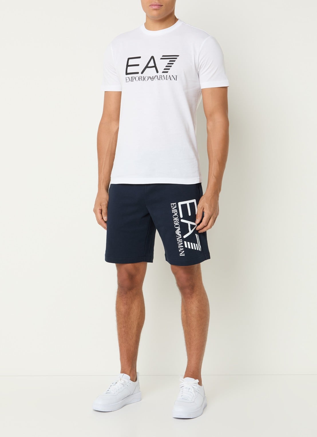 Armani Straight fit korte joggingbroek met logo en steekzakken - voorkant 3 donkerblauw