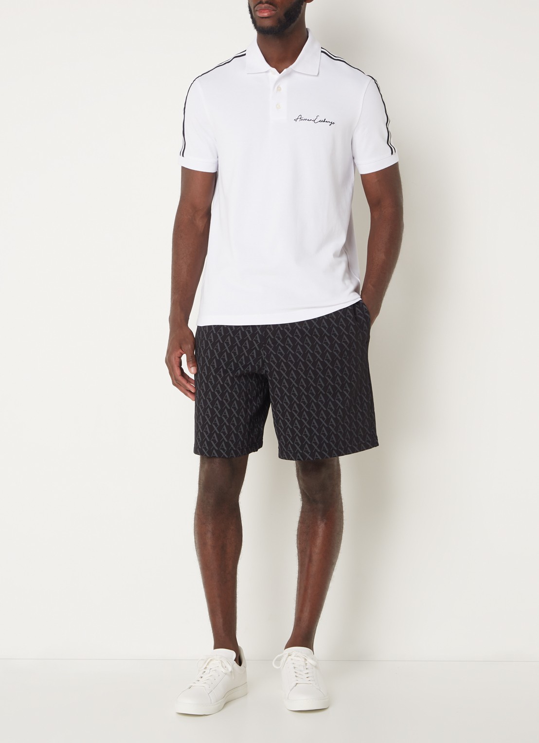 Armani Straight fit korte joggingbroek met logoprint - voorkant 3 zwart