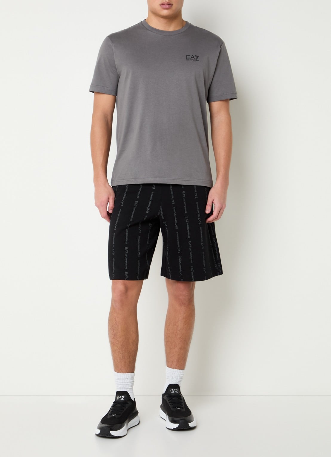 Armani Straight fit korte joggingbroek met logoprint - voorkant 3 zwart