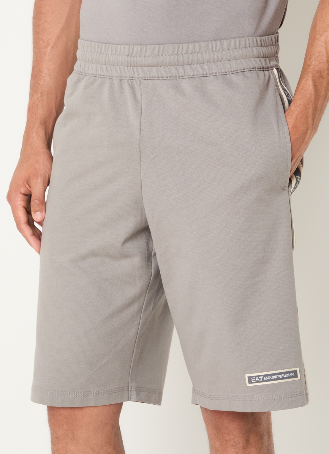 Armani Straight fit korte joggingbroek met logoprint - detail 2 blauw