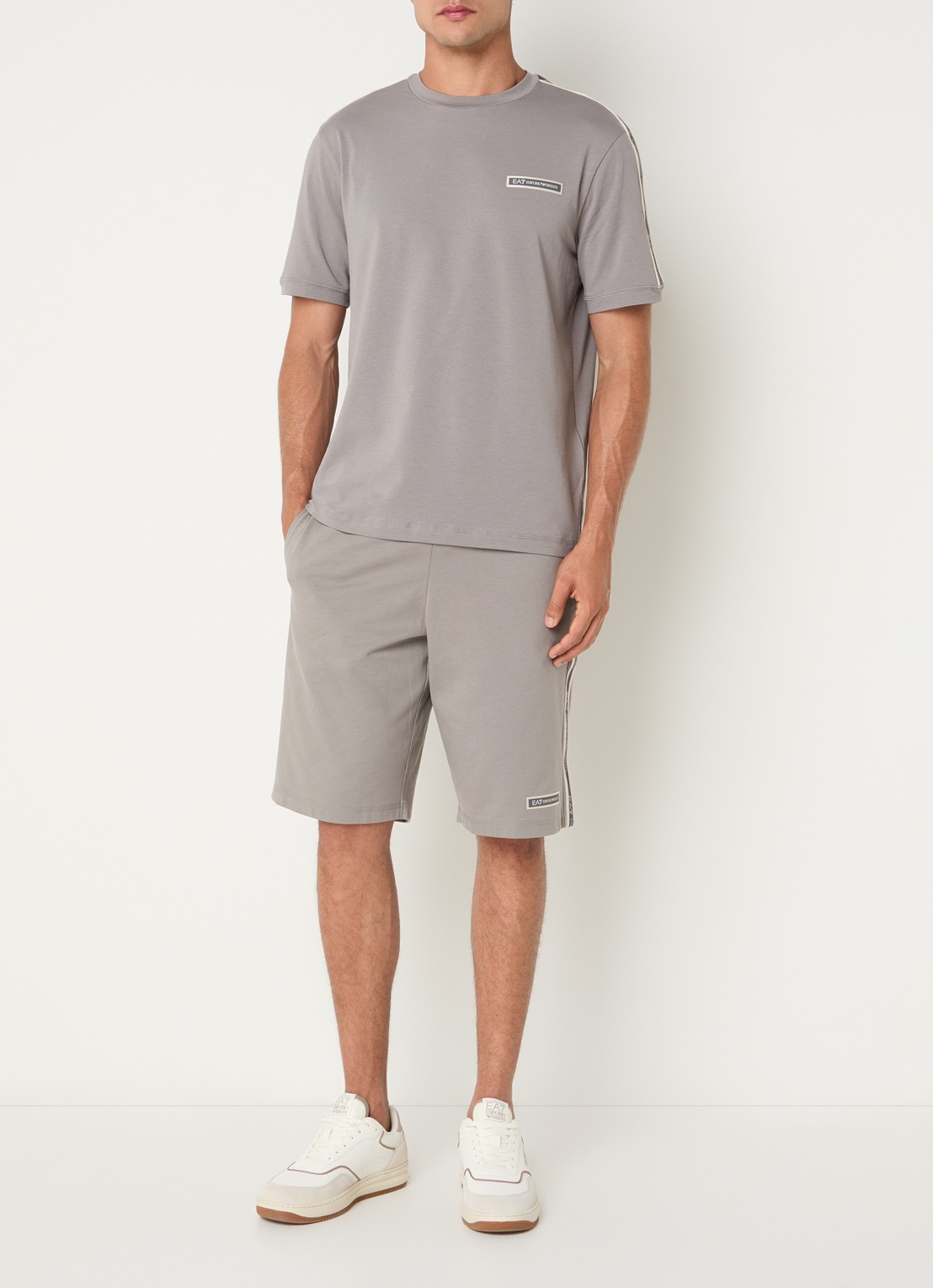 Armani Straight fit korte joggingbroek met logoprint - voorkant 4 blauw