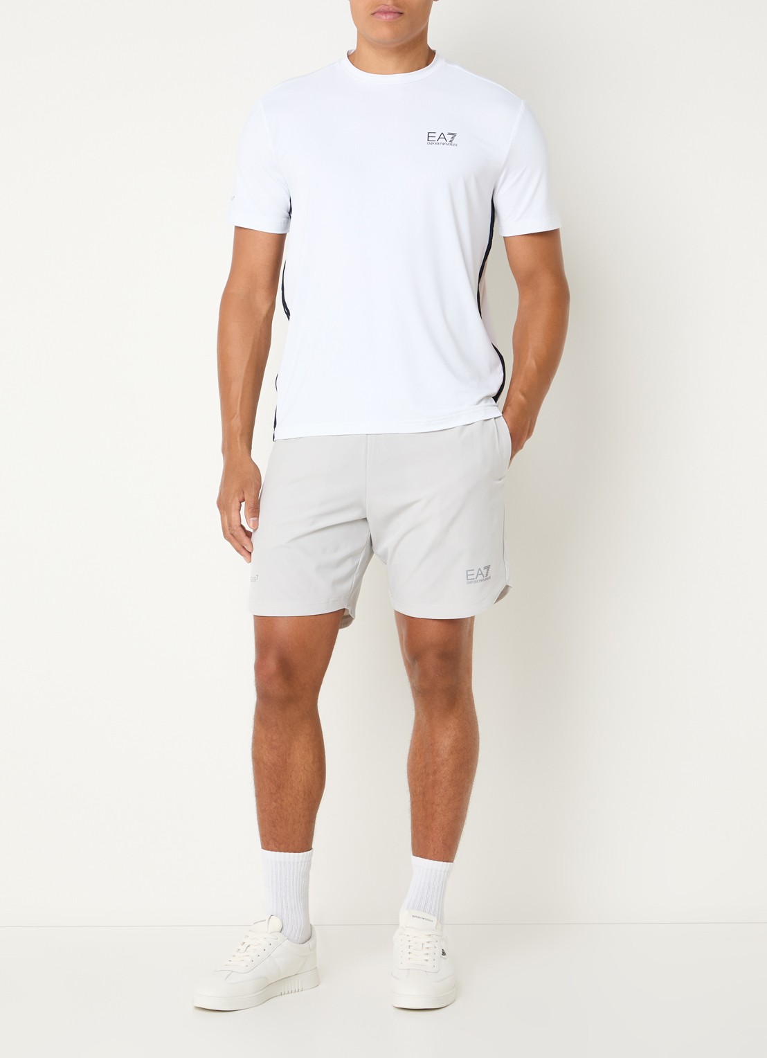 Armani Straight fit korte trainingsbroek met steekzakken - voorkant 2 lichtgrijs