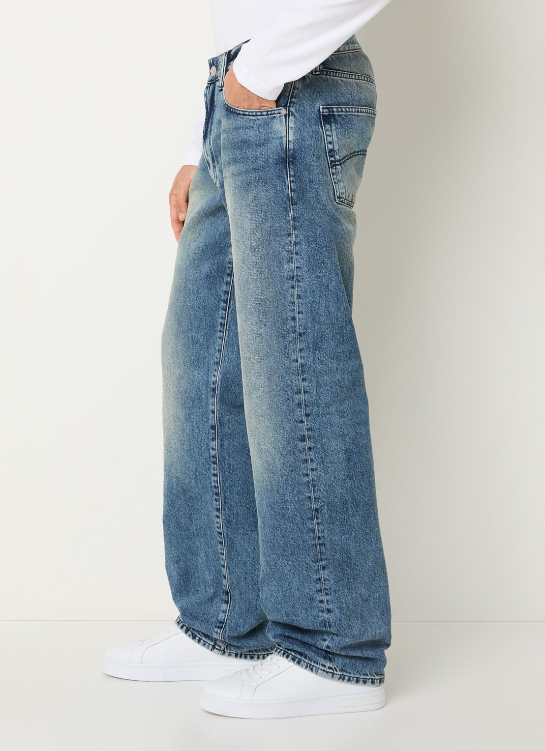 Armani Straight leg jeans met donkere wassing - detail 5 blauw