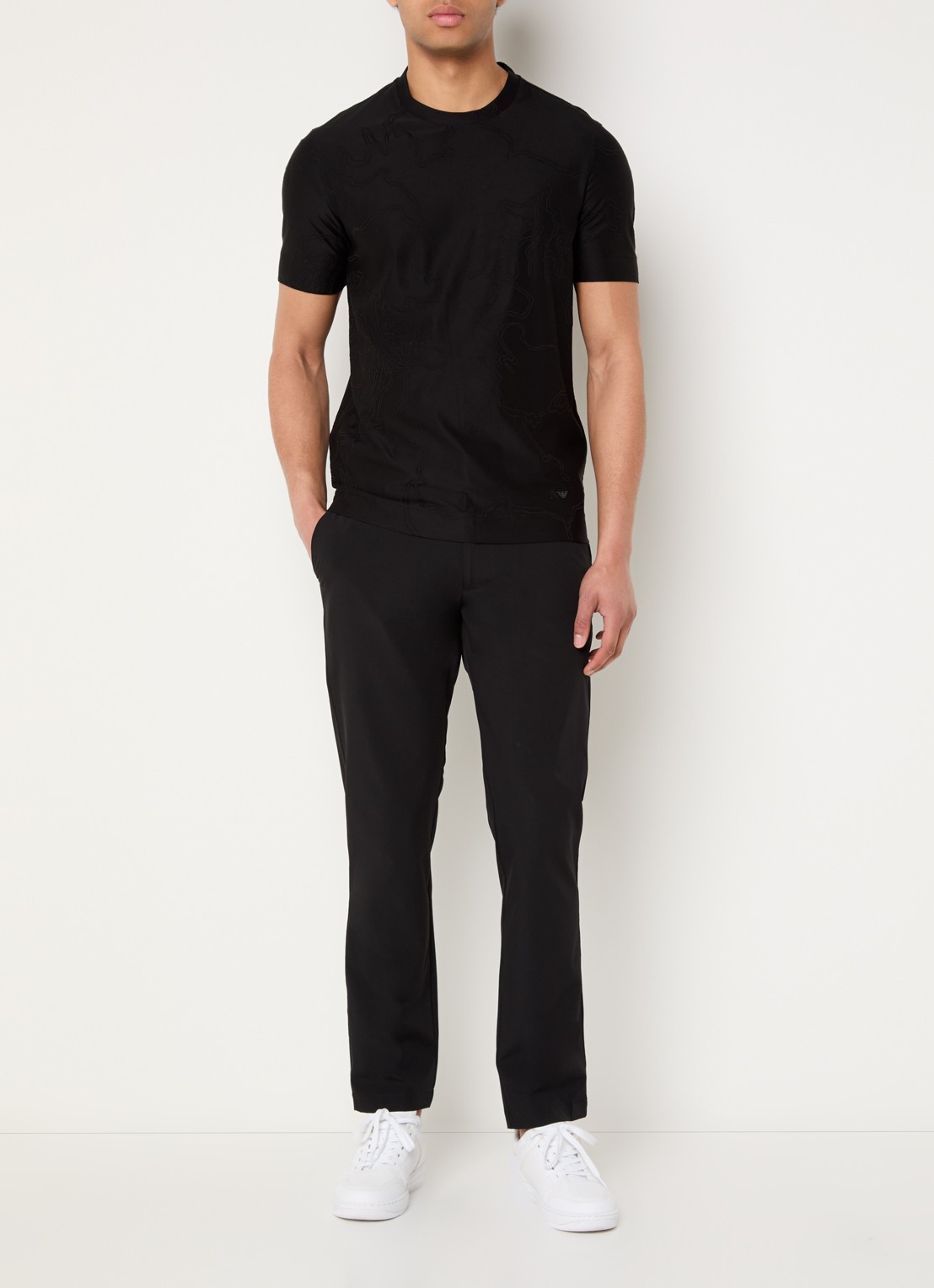 Armani T-shirt in zijdeblend met borduring - voorkant 2 zwart