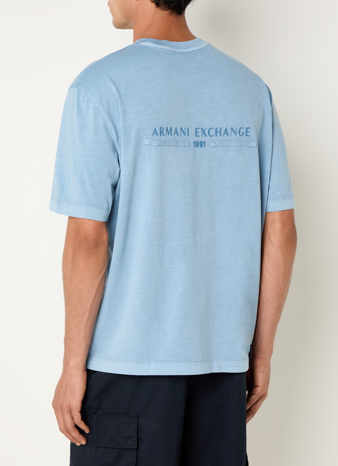 Armani T-shirt met logo- en backprint - detail lichtblauw