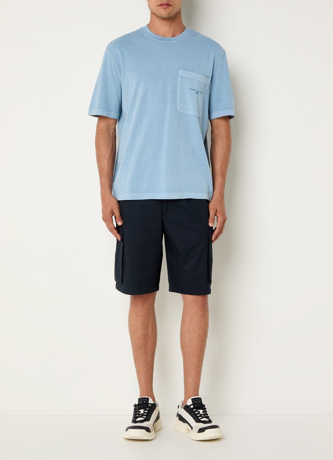 Armani T-shirt met logo- en backprint - voorkant 3 lichtblauw