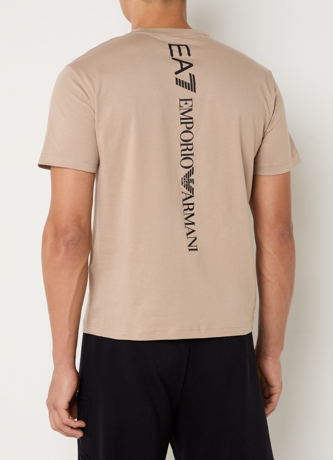Armani T-shirt met logo- en backprint - detail camel