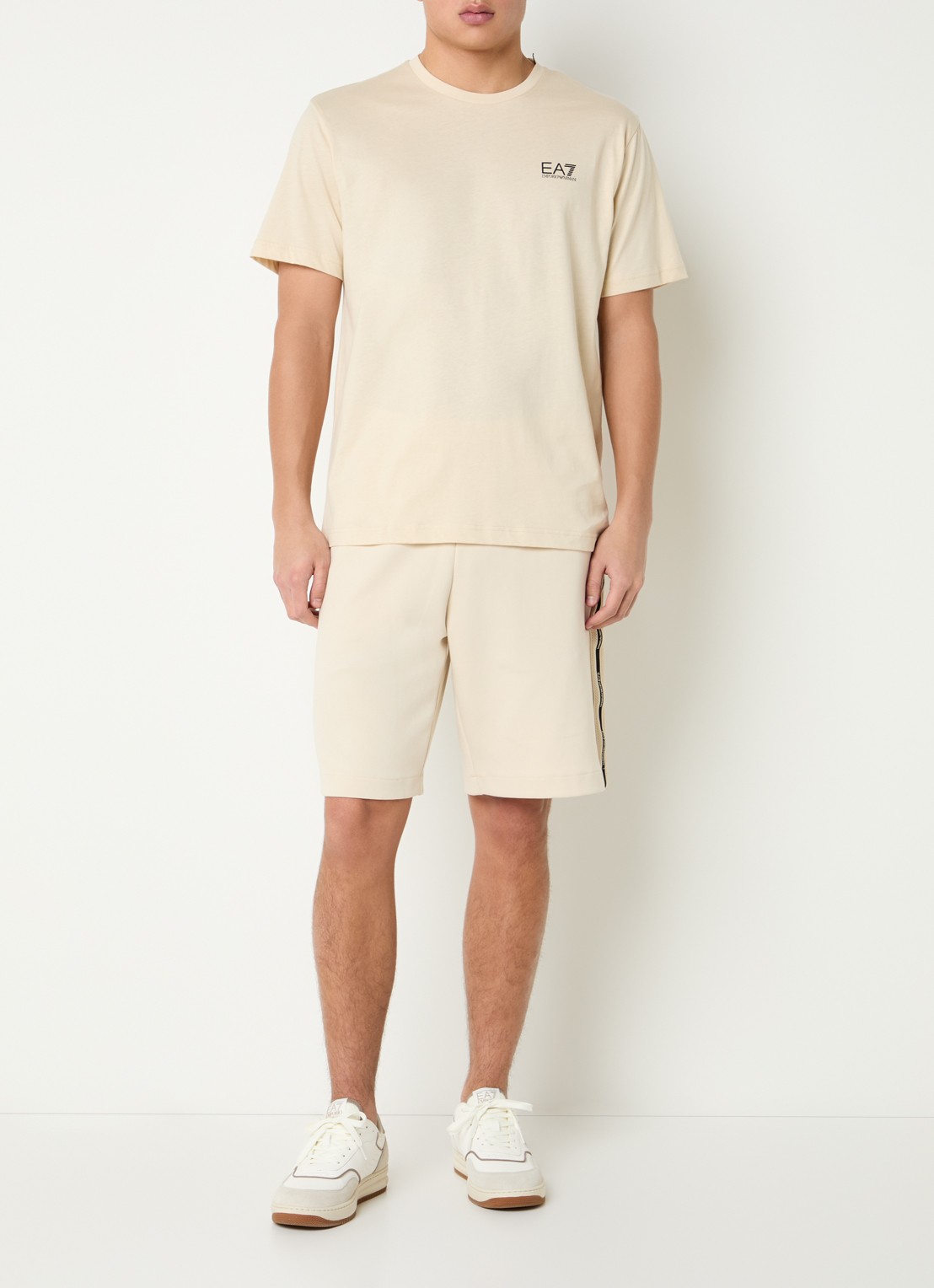 Armani T-shirt met logo- en backprint - voorkant 2 creme