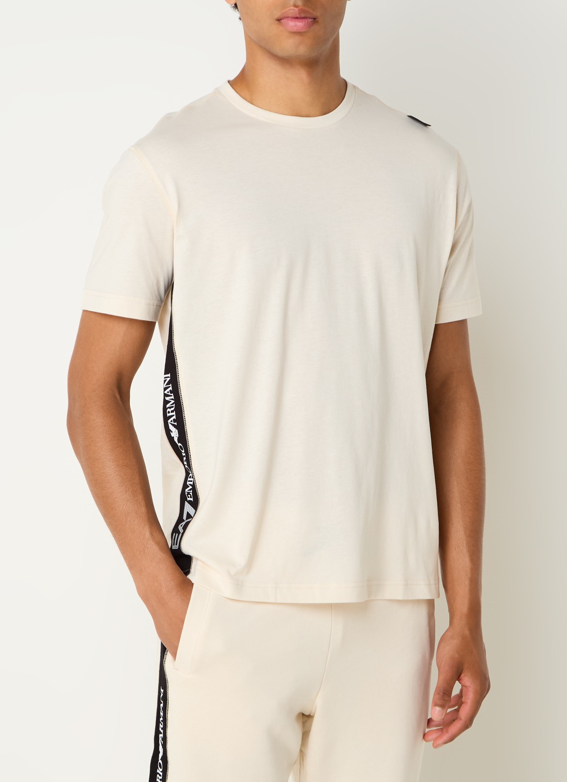 Armani T-shirt met logo - detail 2 beige