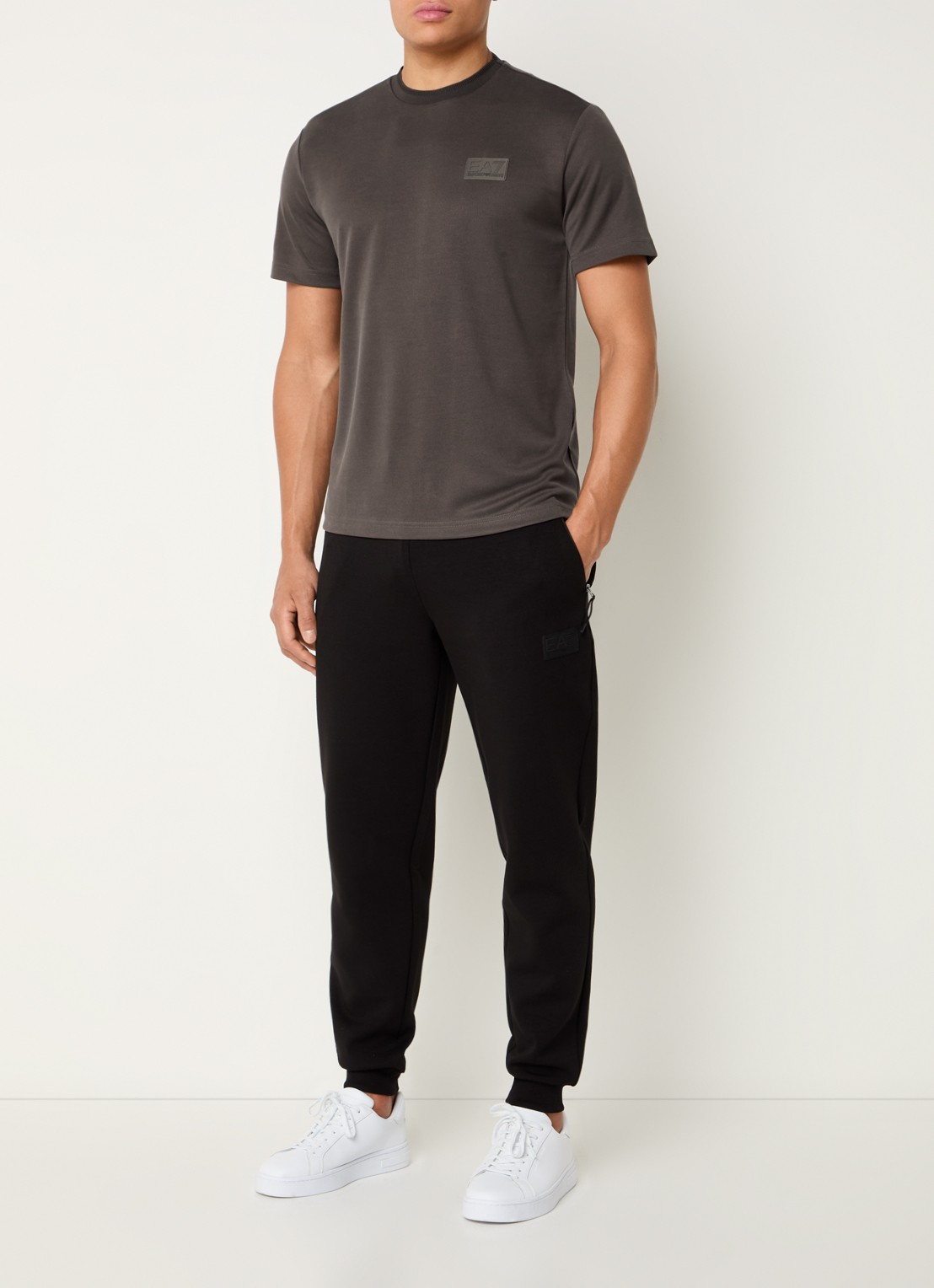 Armani T-shirt  met logo - voorkant 2 donkerbruin