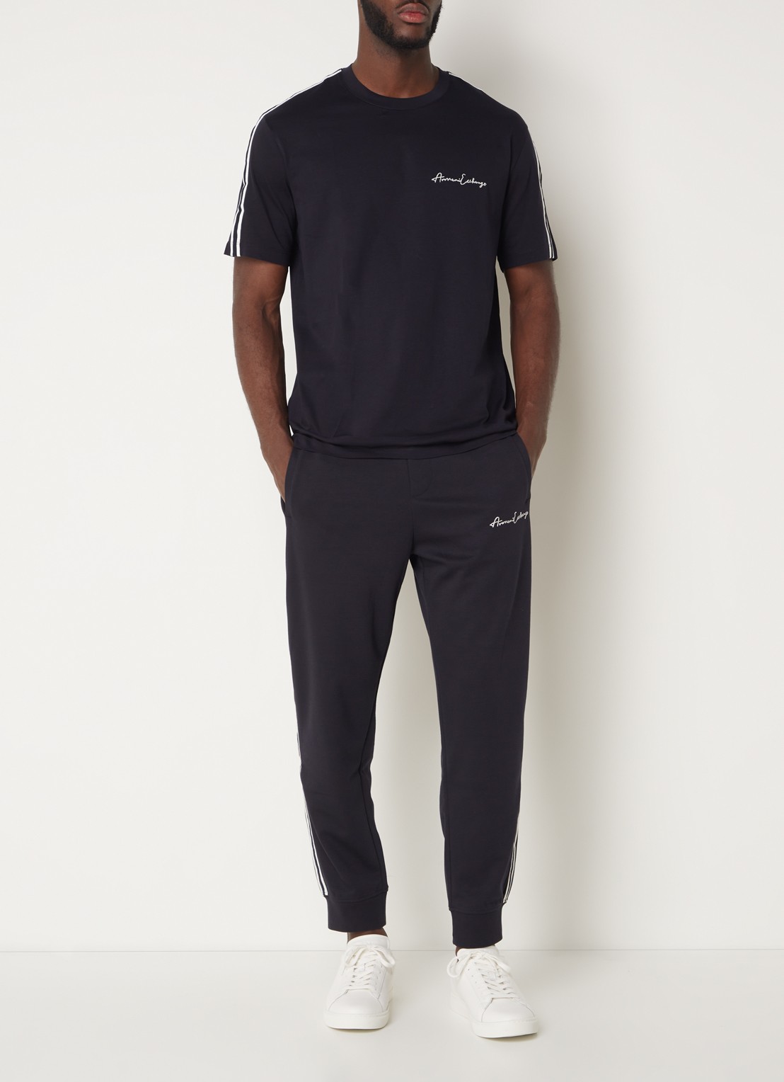 Armani T-shirt met logoborduring - voorkant 3 donkerblauw