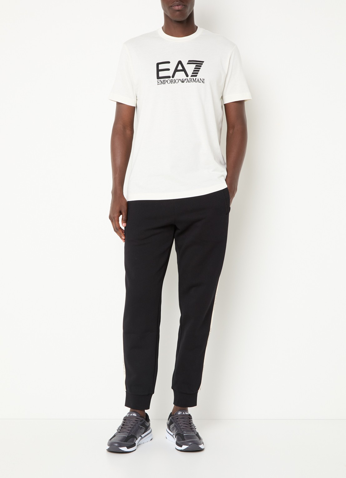 Armani T-shirt met logoborduring - voorkant 2 creme