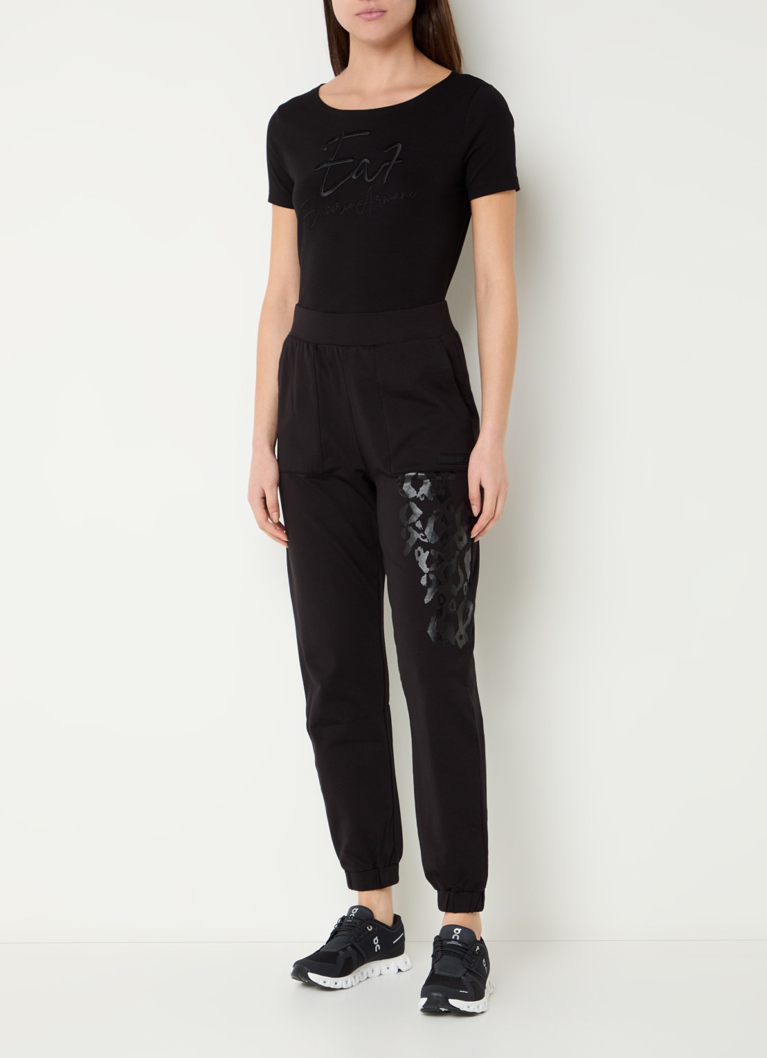 Armani T-shirt met logoborduring - voorkant 2 zwart