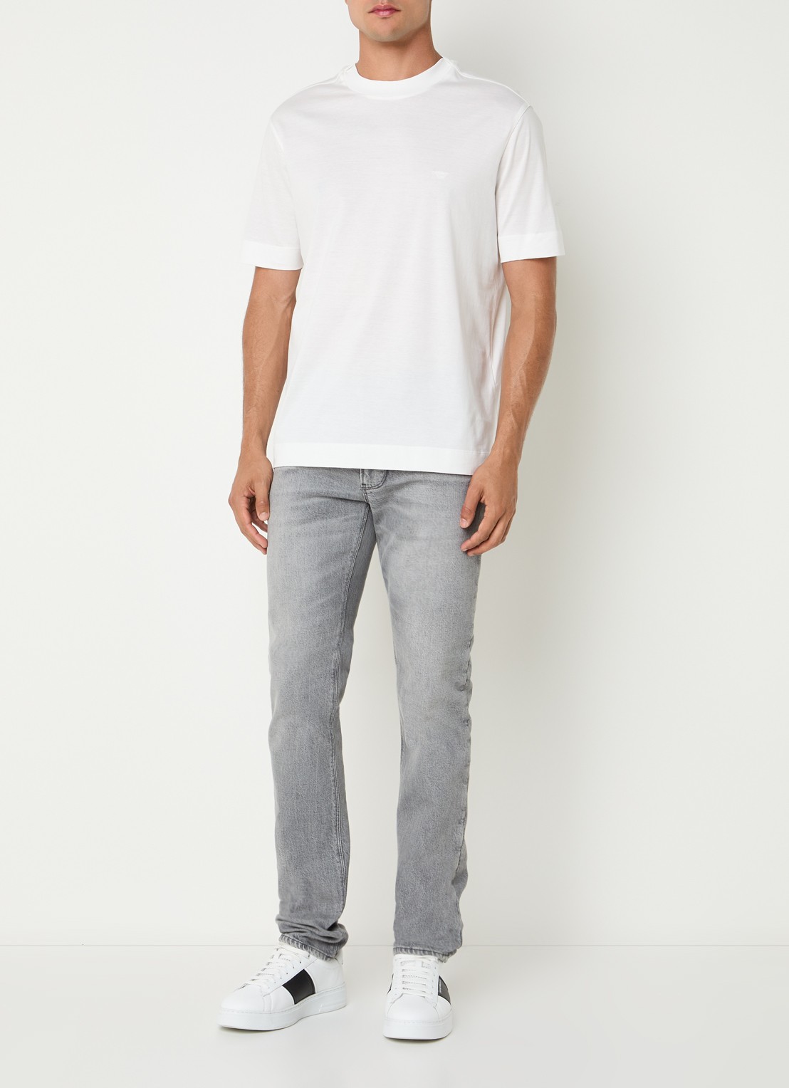 Armani T-shirt met logoborduring - voorkant 3 gebroken wit