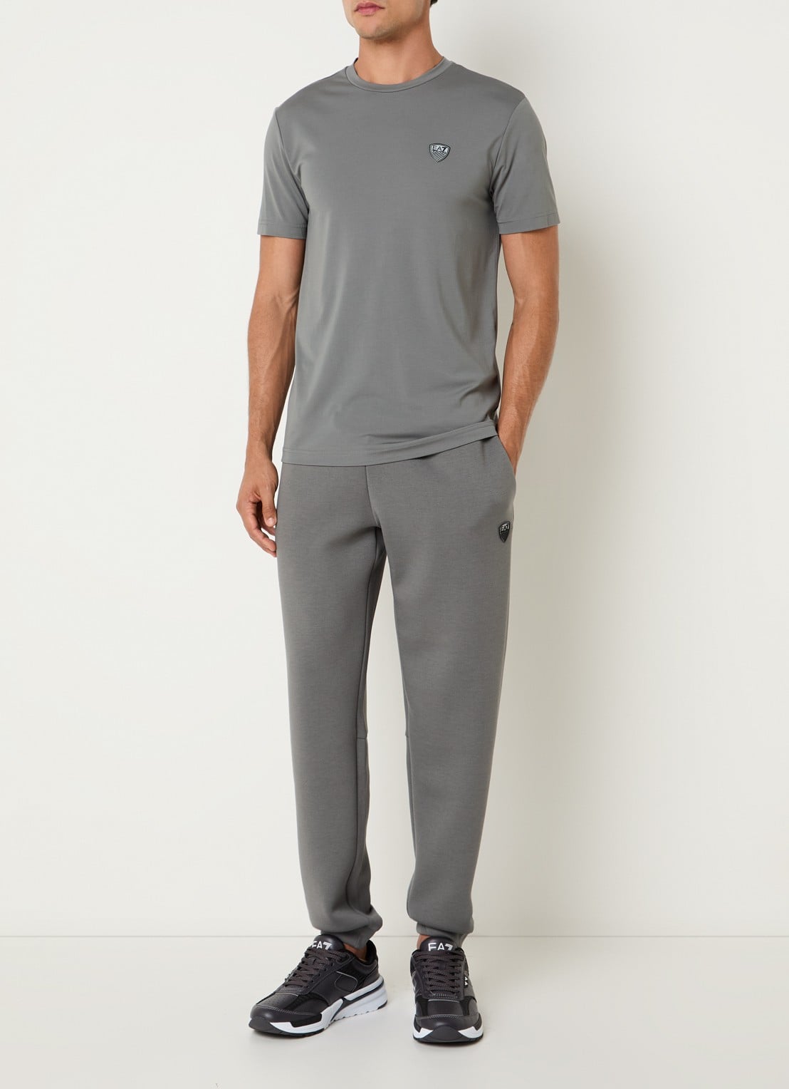 Armani T-shirt met logopatch  - voorkant 4 lichtgrijs