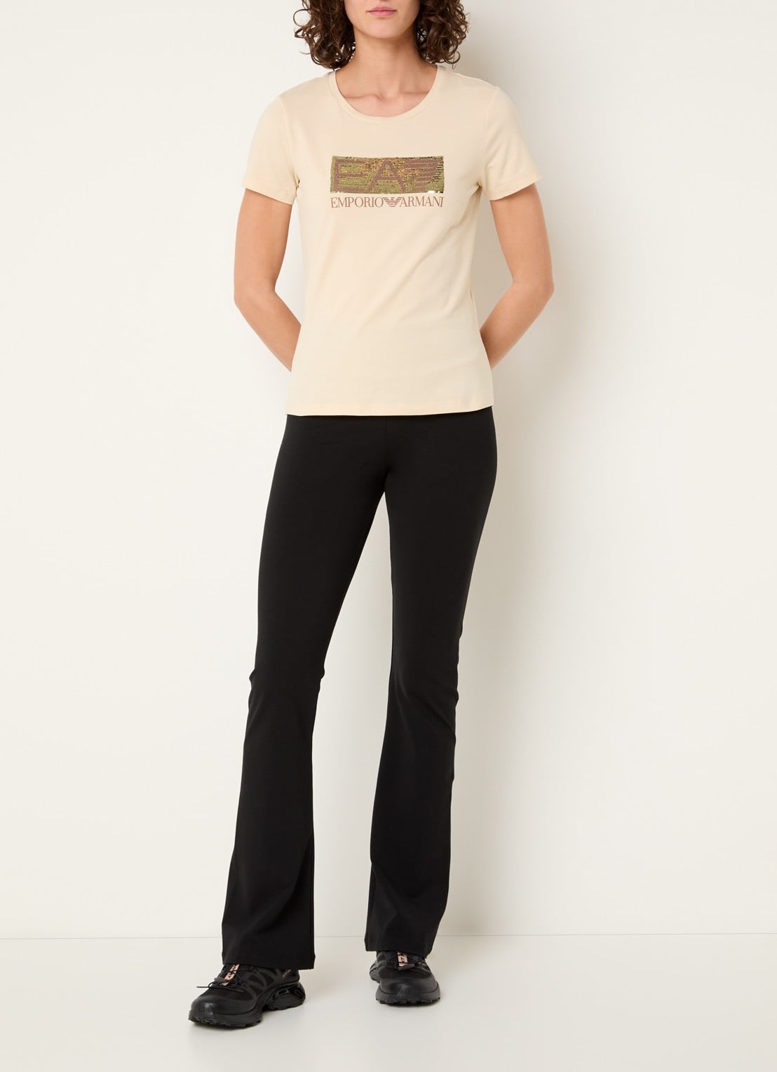 Armani T-shirt met logoprint en pailletten - voorkant 2 beige